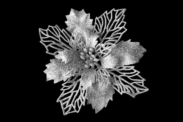 银色花黑色背景孤立近距离，美丽的金属花，闪亮的金属叶子，花卉图案，圣诞树装饰，新年装饰，复古装饰，装饰设计元素图片下载