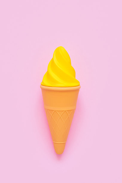 粉红色背景上的黄色玩具冰淇淋。极简主义,夏天的概念图片下载