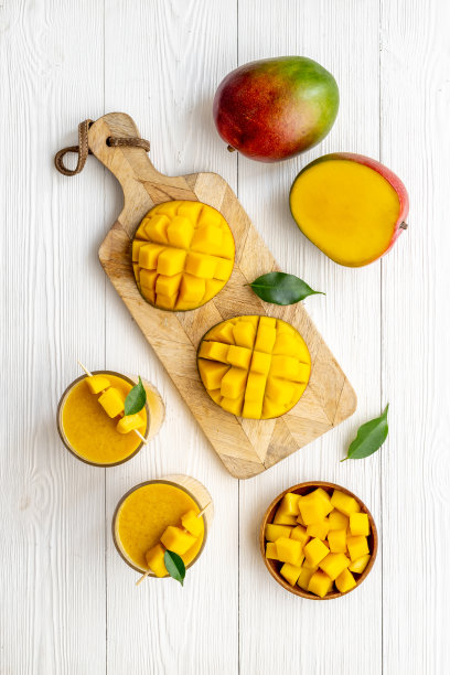 新鲜的芒果切片和芒果冰沙。俯视图图片下载