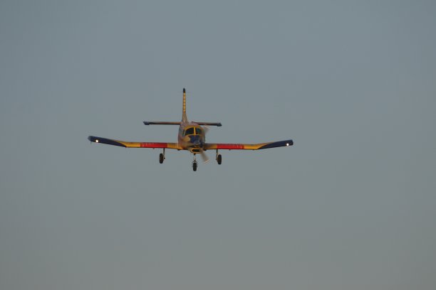 传入的螺旋桨飞机图片下载