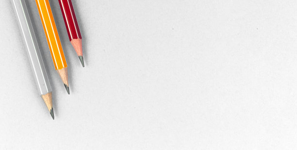 背景上以教育为主题的彩色铅笔放在白色银色的办公桌上，配有复印空间，俯视图照片图片下载
