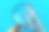男人拿着放大镜，看着铅笔中间画着指南针，蓝色的桌子背景，几何概念照片图片下载