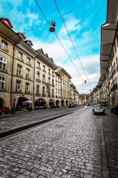 瑞士伯尔尼市中心的街道上挤满了商店小贩和车辆图片下载