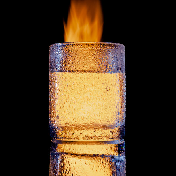 黑色背景上燃烧的酒精饮料图片下载