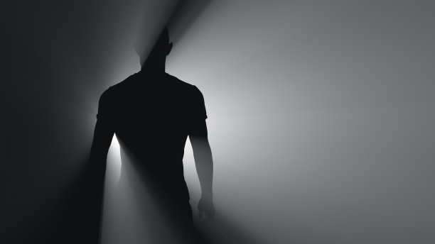 探照灯光束下一个男人的剪影。本空间图片下载