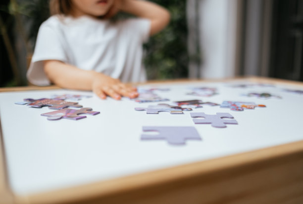 小女孩在解拼图图片下载