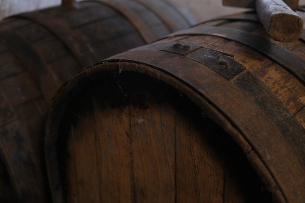 旧酒桶图片下载