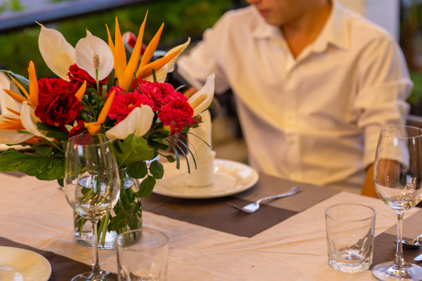 穿着白衬衫的成熟男人在餐厅约会图片下载