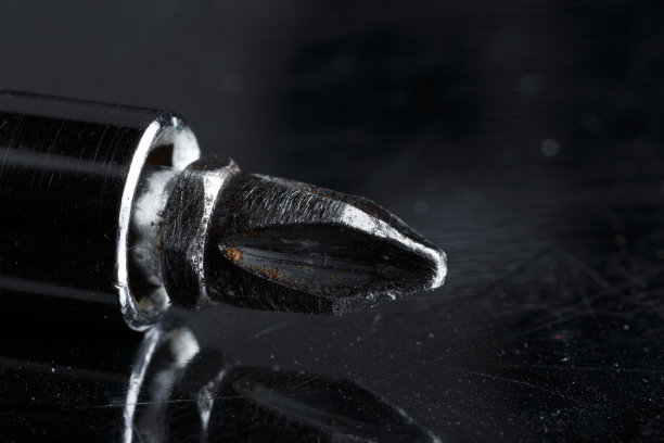 微距照片的螺丝刀头和十字螺丝刀图片下载