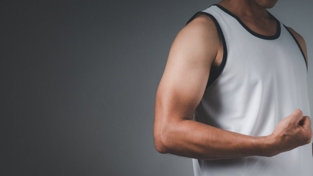 穿着运动服的男人在运动后伸展身体。图片下载