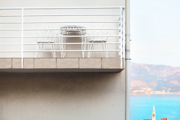 阳台上有桌椅图片下载