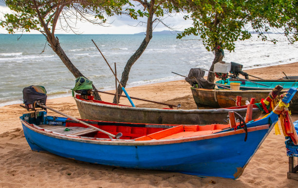傍晚时分，海滩上停着五颜六色的渔船图片下载