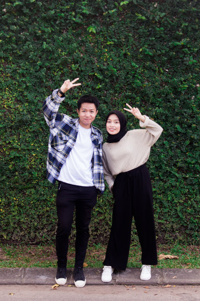 快乐的年轻夫妇在花园，十几岁的印尼夫妇图片下载