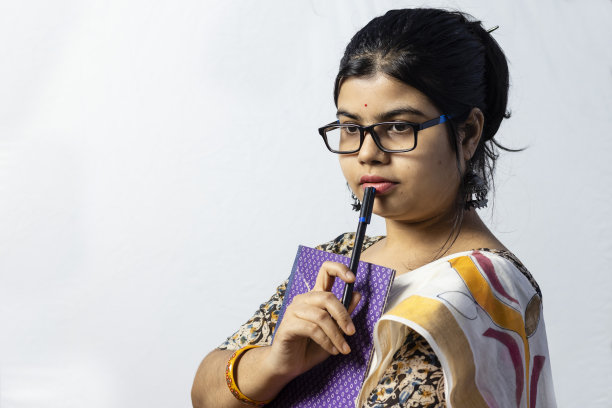 穿着纱丽的美丽印度女人图片下载