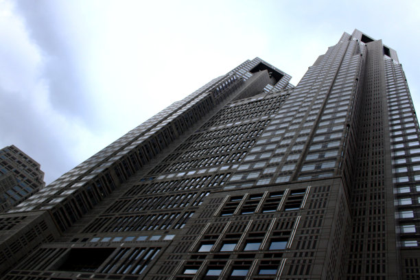 多云的天空下的东京都政府大楼图片下载