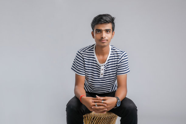 年轻的印度大学生在白色背景上表现出多伙伴的表情图片下载