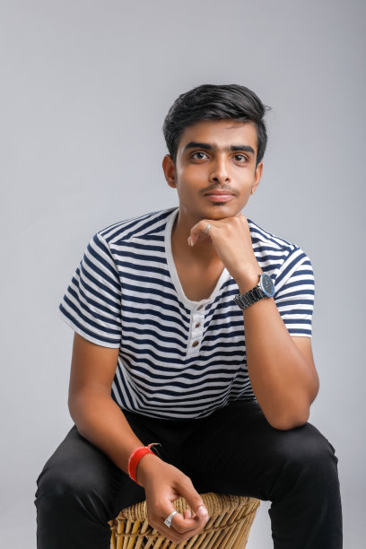 年轻的印度大学生在白色背景上表现出多伙伴的表情图片下载