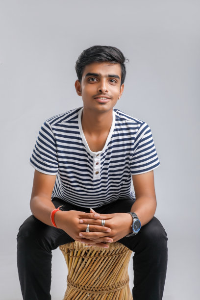 年轻的印度大学生在白色背景上表现出多伙伴的表情图片下载