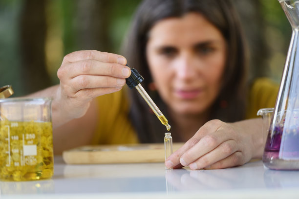 女性用植物提取物和滴管制作精油样本，选择性方法图片下载