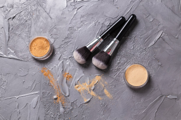 不同颜色的矿物粉，用刷子在木质背景上化妆，俯视图图片下载