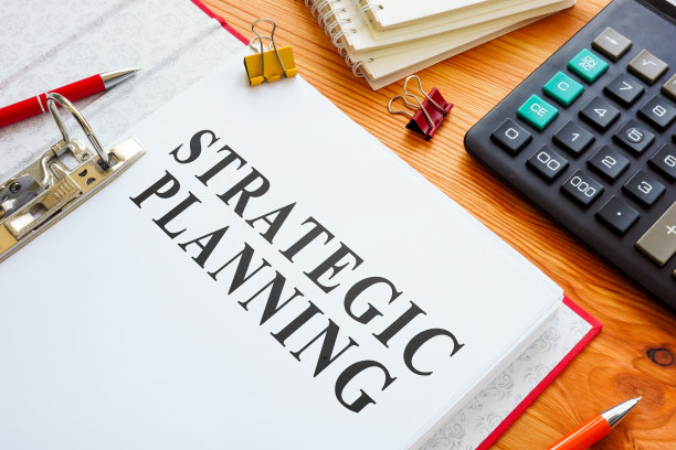 红色文件夹中的战略规划文件。图片下载