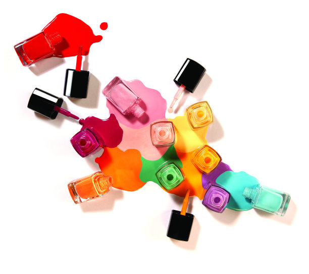 五颜六色的指甲油洒在一起，互相装饰和混合图片下载