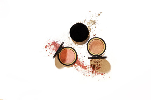 眼影调色板化妆套件在白色背景与严厉的高光和阴影图片下载