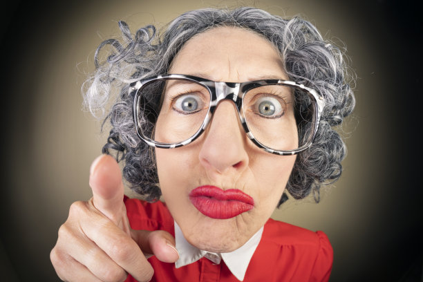 有趣的鱼眼书呆子老女人指责严厉图片下载