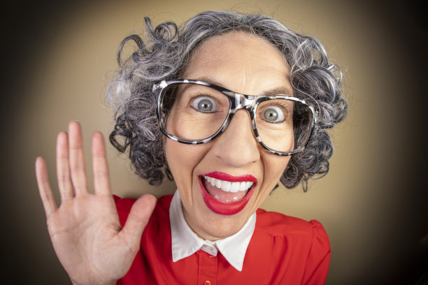 有趣的鱼眼老书呆子女人挥手图片下载