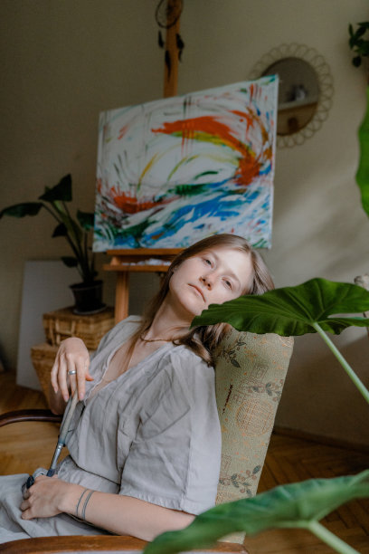 坐在家中扶手椅上的女画家图片下载