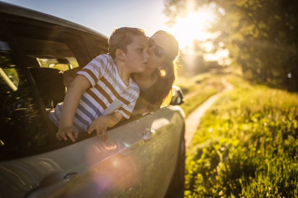 母亲和儿子开车旅行图片下载