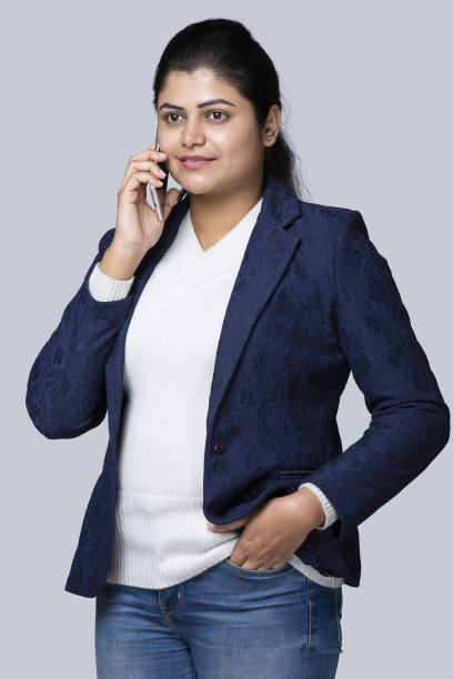 年轻的商业女性站在孤立的白色背景:-库存照片图片下载