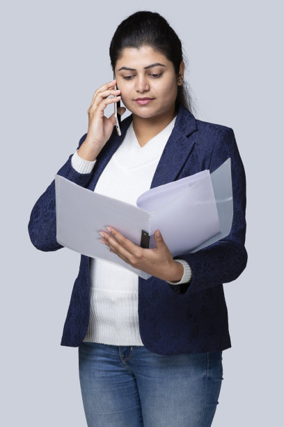 年轻的商业女性站在孤立的白色背景:-库存照片图片下载