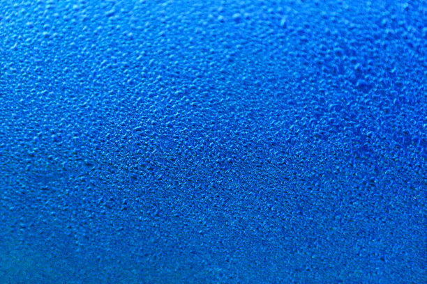 雨点落在深蓝色的表面。春天的早晨心情。明亮的背景或壁纸。水滴的纹理。图片下载