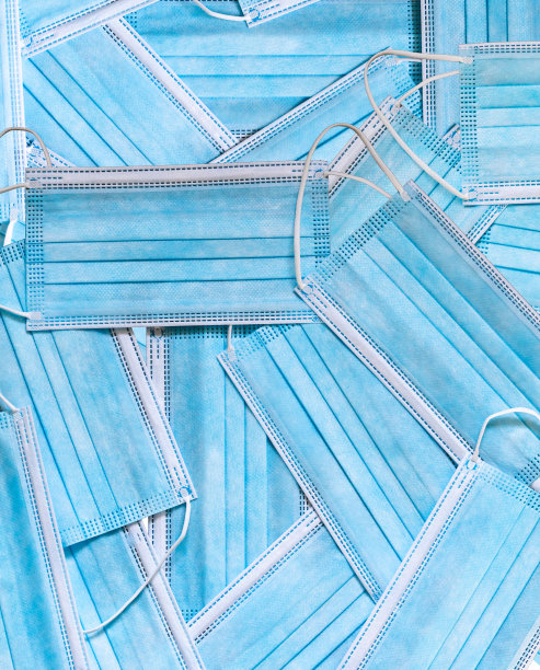 医用口罩按图案摆放、全图、口罩、图案背景、Covid-19大流行、孤立的黑色背景、文本复制空间图片下载