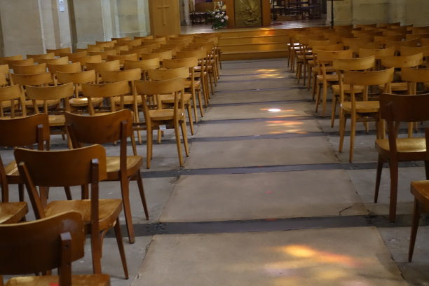 椅子在教堂举行仪式基督教室内射击图片下载