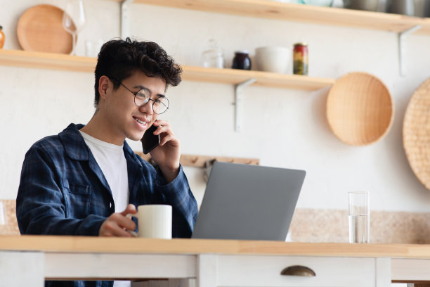 自由职业者，在covid-19隔离期间在家或远程办公图片下载