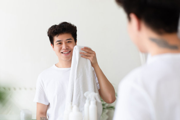 冠状病毒感染期间居家完美肌肤和男性美容护理图片下载