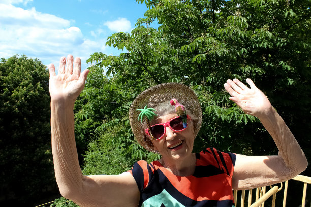 夏日背景下有趣的高级女性图片下载