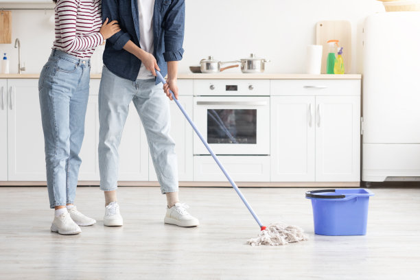 一男一女在打扫厨房，拖地图片下载