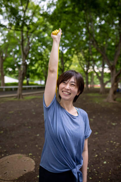 女运动员在公园里用橡皮筋训练图片下载