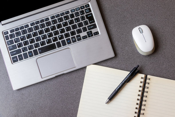 桌上有笔记本电脑和写字用具图片下载