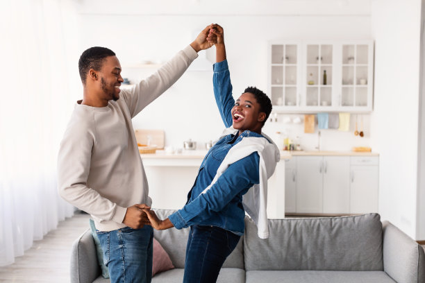 欢乐的黑人夫妇在家里跳舞素材图片