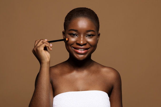 基本组成。微笑的非洲女士用化妆刷摸脸图片下载