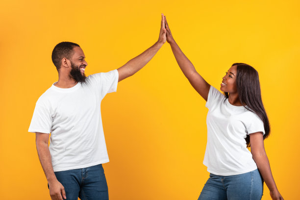 幸福的黑人夫妇庆祝胜利，击掌庆祝图片下载