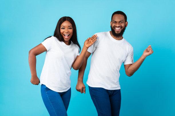 这是一对情绪激动的黑人情侣在演播室跳舞图片下载