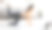 在家锻炼。亚洲运动女性用笔记本电脑进行在线健身训练图片下载