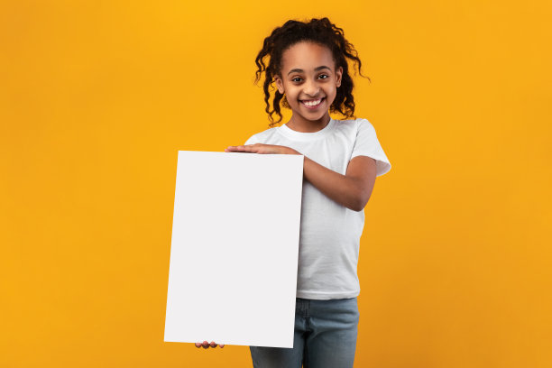 一个黑人女孩在演播室拿着空白的白人广告牌图片下载