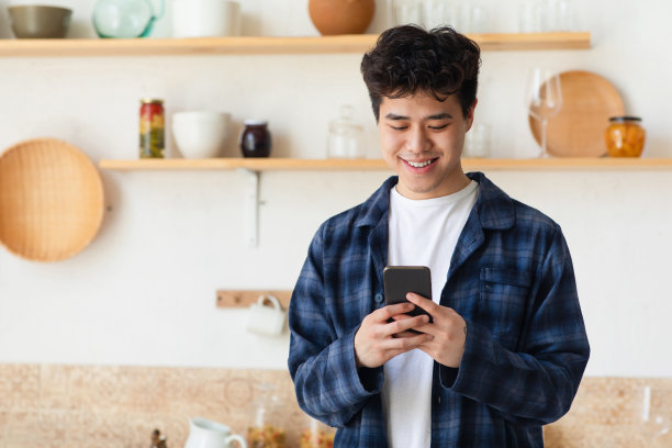 自我隔离期间社交网络上的现代交流和在线聊天图片下载