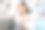 坐在家里沙发上看智能手机屏幕的担忧亚洲女人图片下载